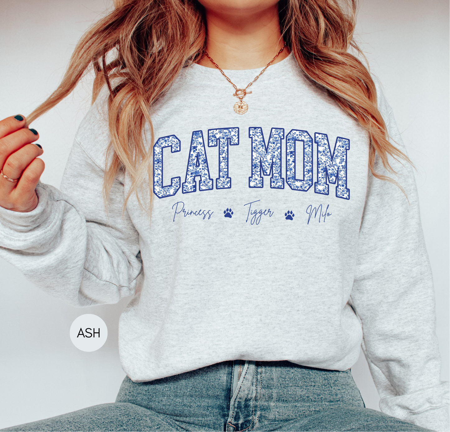 Personalized Cat Mom Floral Sweatshirt – Custom Pet Name Navy Crewneck Gift for Cat Lovers