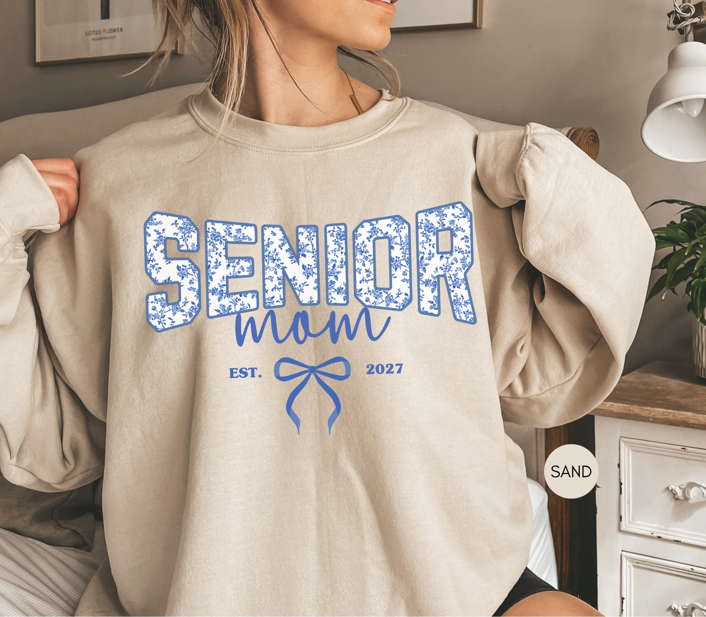 Senior Mom 2027 Blue Toile Bow Sweatshirt | Proud Senior Mom Gift